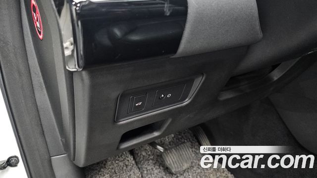 Land Rover Discovery 2018 — photo 23