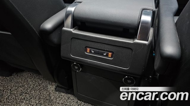 Land Rover Discovery 2018 — photo 24