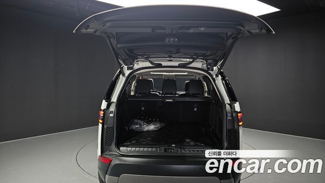Land Rover Discovery 2018 — photo 26