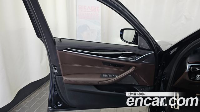 BMW 5-Series 2022 — photo 14