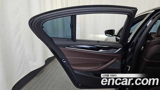 BMW 5-Series 2022 — photo 15