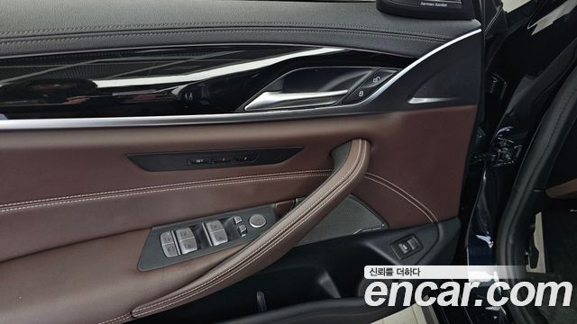 BMW 5-Series 2022 — photo 29