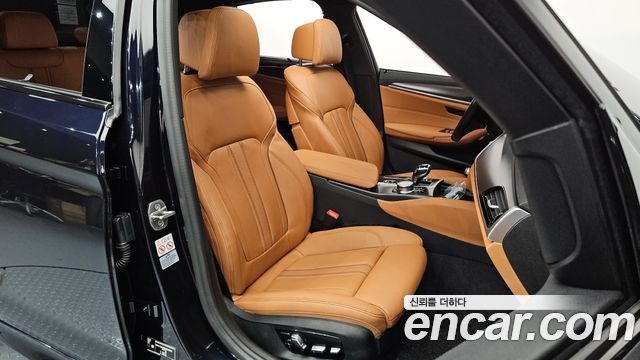BMW 5-Series 2022 — photo 10
