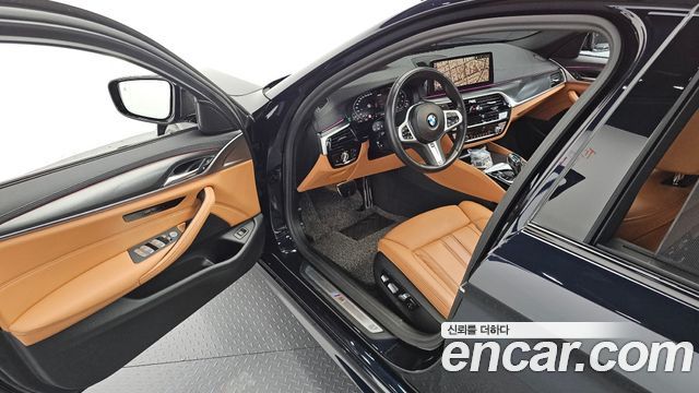 BMW 5-Series 2022 — photo 11