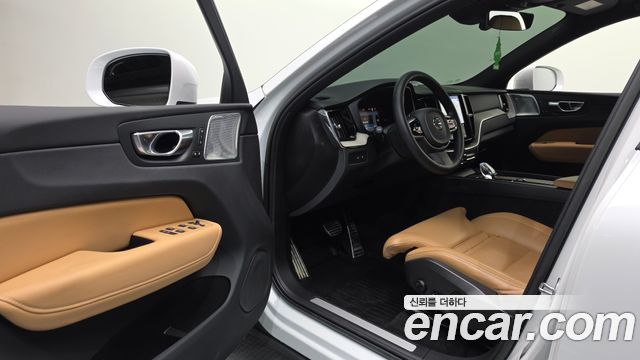 Volvo XC60 2023 — photo 13