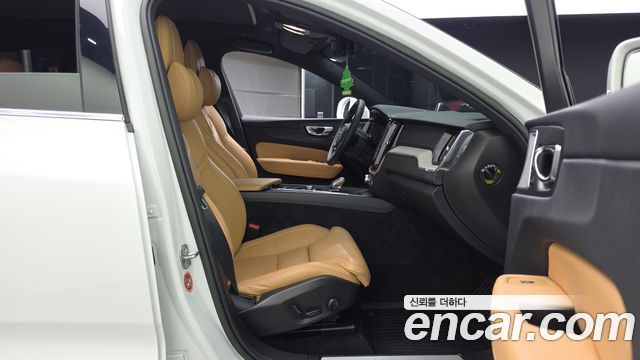 Volvo XC60 2023 — photo 17