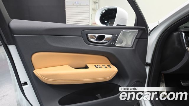 Volvo XC60 2023 — photo 14