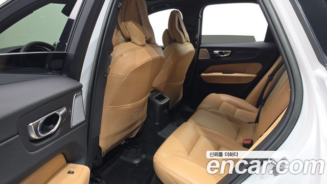 Volvo XC60 2023 — photo 16
