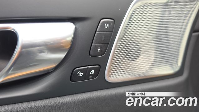 Volvo XC60 2023 — photo 30