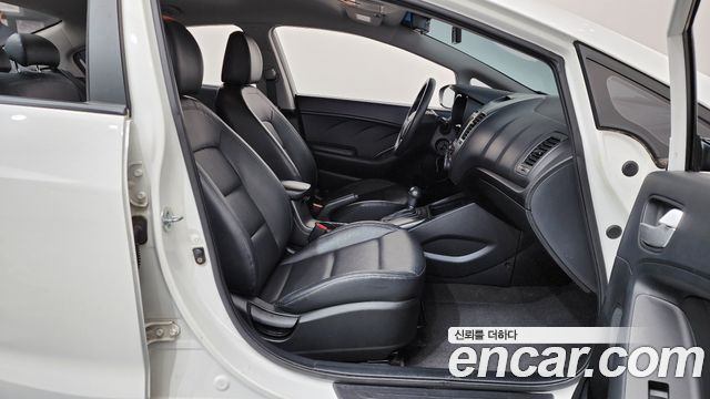 Kia K3 2015 — photo 16