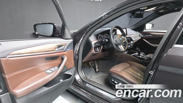 BMW 5-Series 2019 — photo 13