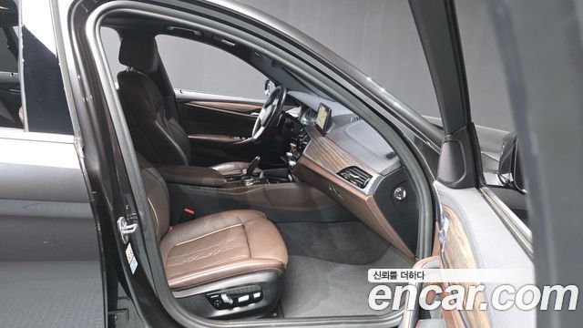BMW 5-Series 2019 — photo 17