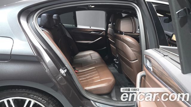 BMW 5-Series 2019 — photo 18