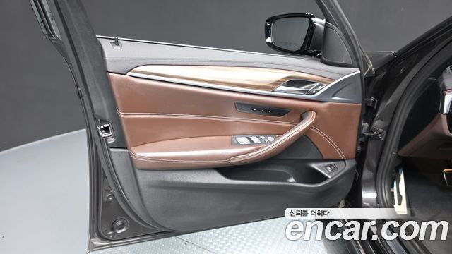 BMW 5-Series 2019 — photo 14