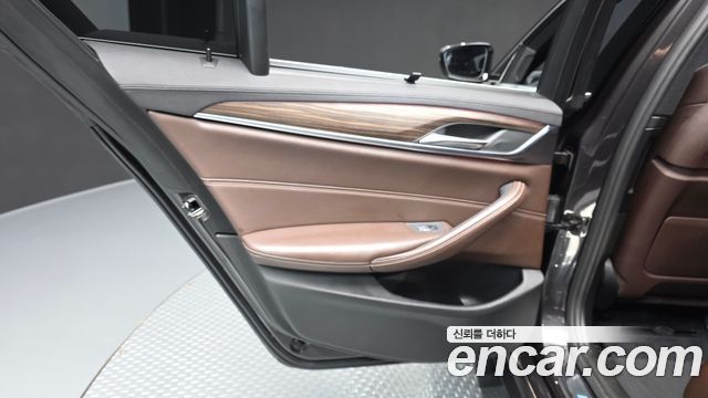 BMW 5-Series 2019 — photo 15