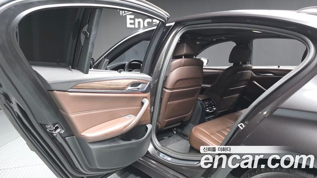 BMW 5-Series 2019 — photo 16