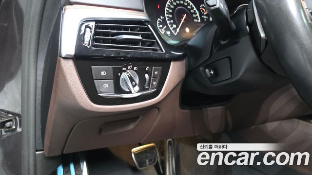 BMW 5-Series 2019 — photo 27