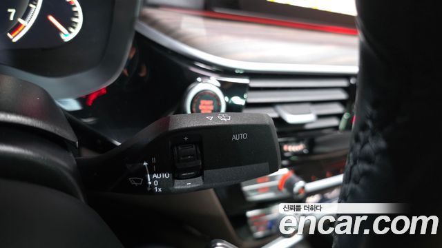 BMW 5-Series 2019 — photo 28