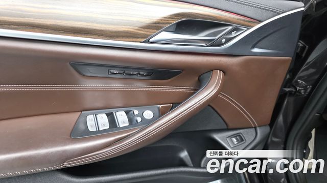 BMW 5-Series 2019 — photo 29