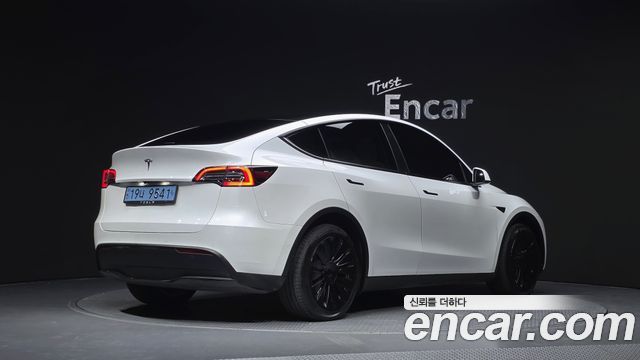 Tesla Model Y 2022 — photo 2