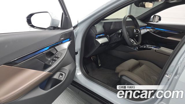 BMW 5-Series 2025 — photo 13