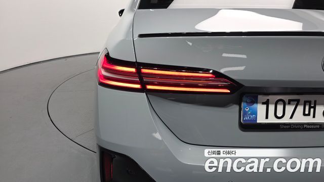 BMW 5-Series 2025 — photo 9