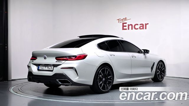 BMW 8-Series 2022 — photo 2