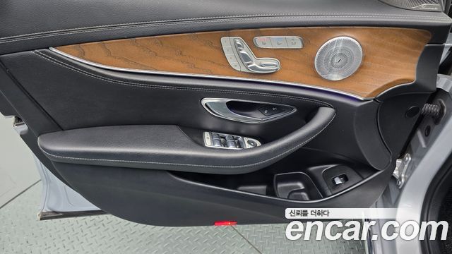 Mercedes-Benz E-Class 2020 — photo 14