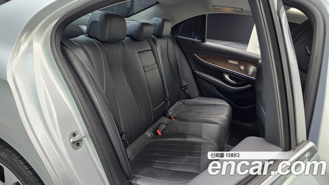 Mercedes-Benz E-Class 2020 — photo 16
