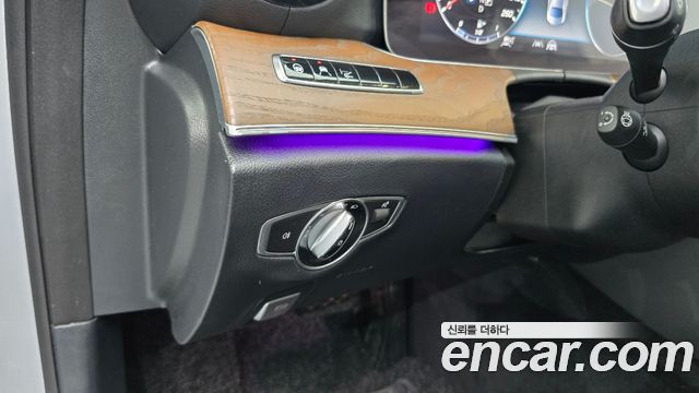 Mercedes-Benz E-Class 2020 — photo 29