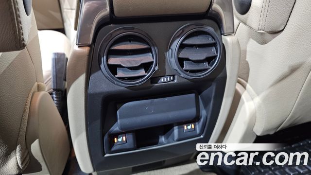 Land Rover Discovery 2014 — photo 32