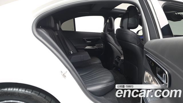 Mercedes-Benz E-Class 2025 — photo 17
