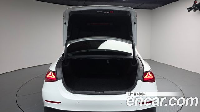 Mercedes-Benz E-Class 2025 — photo 26