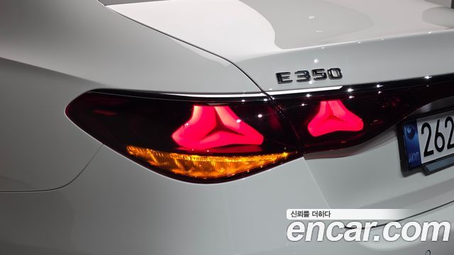 Mercedes-Benz E-Class 2025 — photo 9
