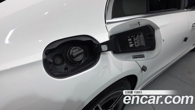 Mercedes-Benz E-Class 2025 — photo 27