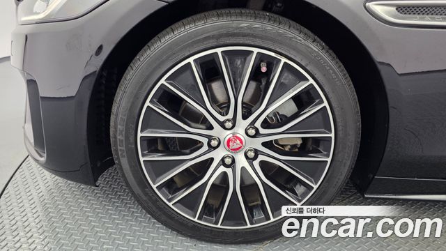 Jaguar XE 2020 — photo 5