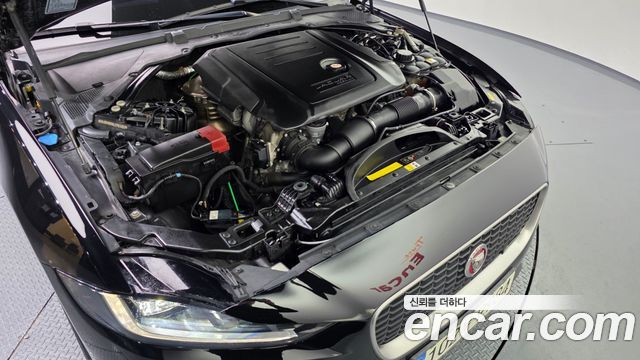 Jaguar XE 2020 — photo 6