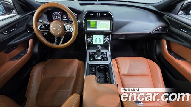 Jaguar XE 2020 — photo 10