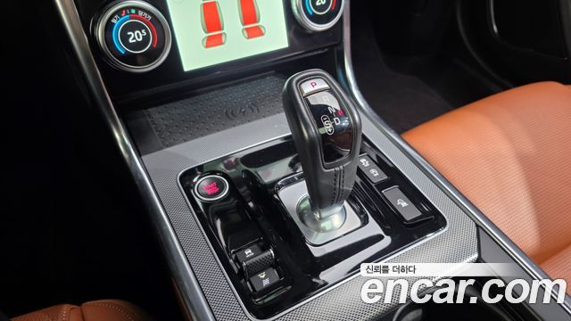 Jaguar XE 2020 — photo 12