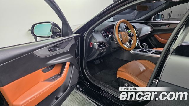 Jaguar XE 2020 — photo 13