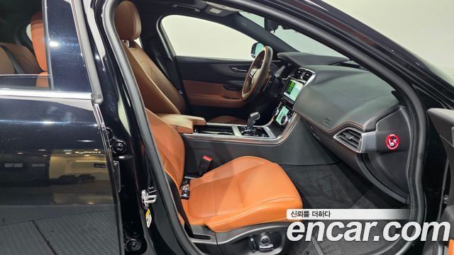 Jaguar XE 2020 — photo 17