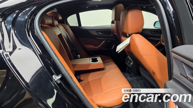Jaguar XE 2020 — photo 18