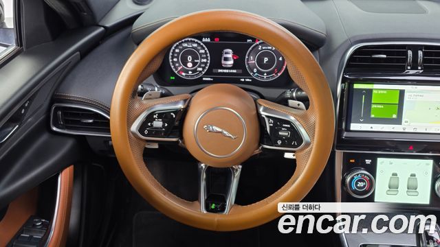 Jaguar XE 2020 — photo 19