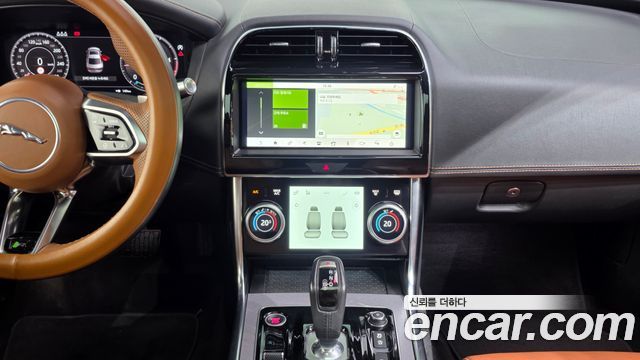 Jaguar XE 2020 — photo 20