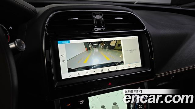 Jaguar XE 2020 — photo 21