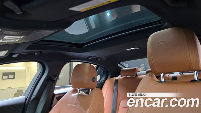 Jaguar XE 2020 — photo 24
