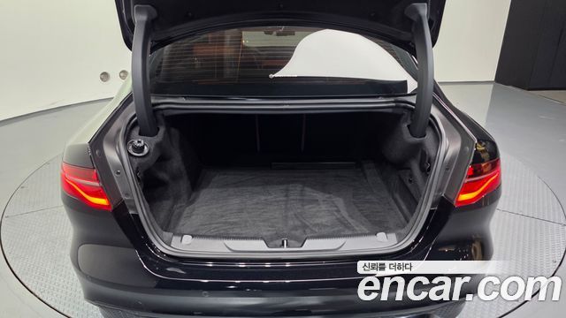 Jaguar XE 2020 — photo 26