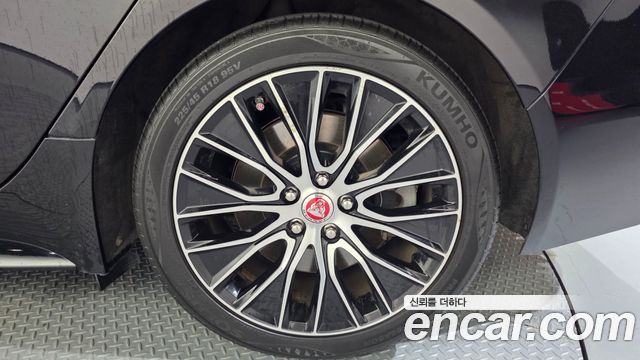 Jaguar XE 2020 — photo 7