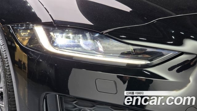 Jaguar XE 2020 — photo 8