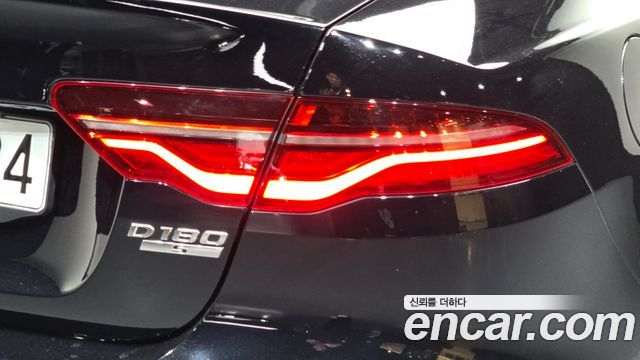 Jaguar XE 2020 — photo 9
